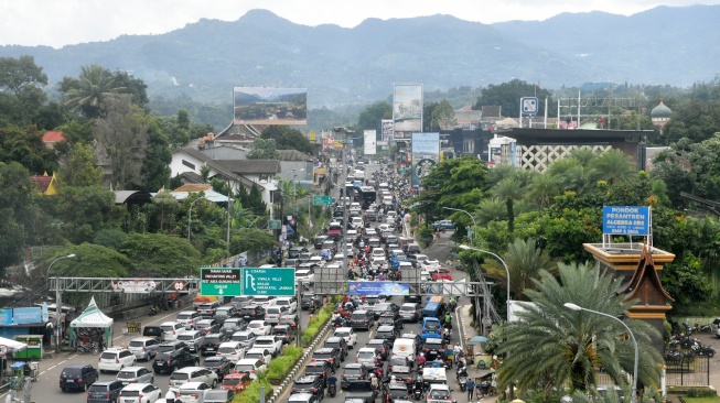 Sejumlah kendaraan memadati jalur wisata Puncak di Cipayung, Kabupaten Bogor, Jawa Barat, Senin (27/1/2025). [ANTARA FOTO/Arif Firmansyah/foc]