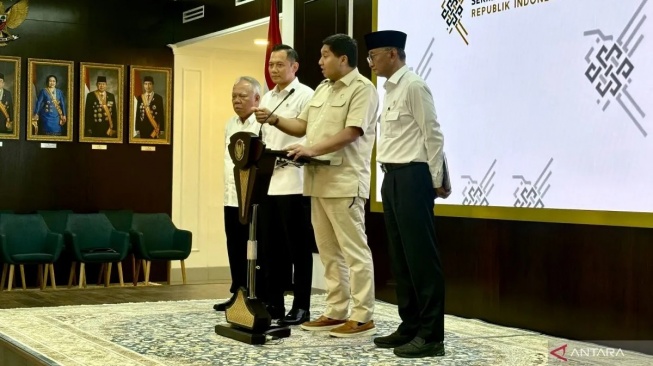 Menteri Perumahan Maruarar Sirait (dua kanan) jumpa pers menjelaskan hasil rapat dengan Presiden Prabowo Subianto yang salah satunya membahas penghapusan PBG, BPHTB, dan PPN untuk masyarakat berpenghasilan rendah (MBR) di Kompleks Istana Kepresidenan, Jakarta, Selasa (21/1/2025). [ANTARA]