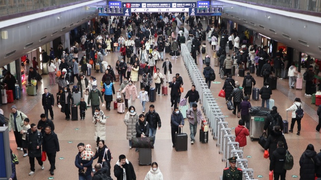 Suasana stasiun Beijing Barat, kota Beijing, China, Minggu (26/1/2025), yang diperkirakan menjadi puncak arus mudik libur Tahun baru Imlek 2025. [ANTARA FOTO/Desca Lidya Natalia]