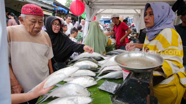 Potret Warga Berburu Ikan Bandeng Segar di Festival Bandeng Rawa Belong