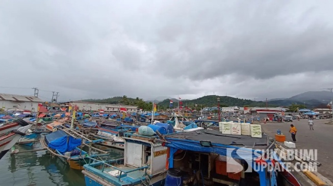 Perahu nelayan parkir di dermaga Palabuhanratu akibat cuaca buruk (Sumber: SU/Ilyas)