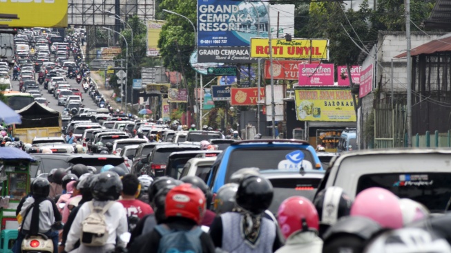 Sejumlah kendaraan memadati jalur wisata Puncak di Cipayung, Kabupaten Bogor, Jawa Barat, Senin (27/1/2025). [ANTARA FOTO/Arif Firmansyah/foc]