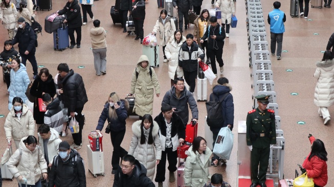 Suasana stasiun Beijing Barat, kota Beijing, China, Minggu (26/1/2025), yang diperkirakan menjadi puncak arus mudik libur Tahun baru Imlek 2025. [ANTARA FOTO/Desca Lidya Natalia]