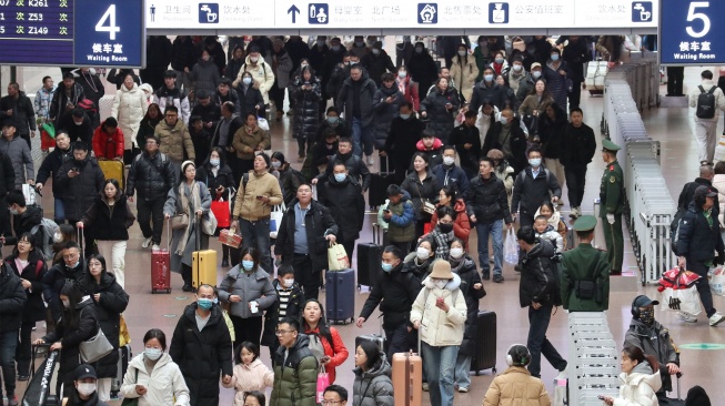 Suasana stasiun Beijing Barat, kota Beijing, China, Minggu (26/1/2025), yang diperkirakan menjadi puncak arus mudik libur Tahun baru Imlek 2025. [ANTARA FOTO/Desca Lidya Natalia]