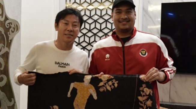 Eks pelatih Timnas Indonesia Shin Tae-yong menemui Menpora Dito Ariotedjo sebelum pulang ke Korea Selatan (Dok. Kemenpora).