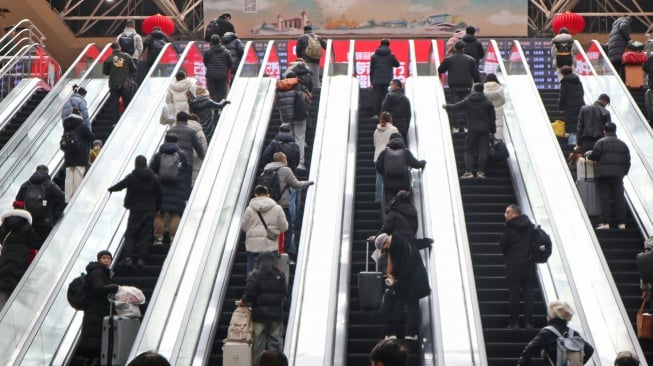 Suasana stasiun Beijing Barat, kota Beijing, China, Minggu (26/1/2025), yang diperkirakan menjadi puncak arus mudik libur Tahun baru Imlek 2025. [ANTARA FOTO/Desca Lidya Natalia]