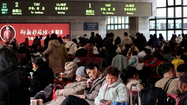 Penumpang menunggu di ruang tunggu stasiun Beijing Barat, kota Beijing, China, Minggu (26/1/2025), yang diperkirakan menjadi puncak arus mudik libur Tahun baru Imlek 2025. [ANTARA FOTO/Desca Lidya Natalia]