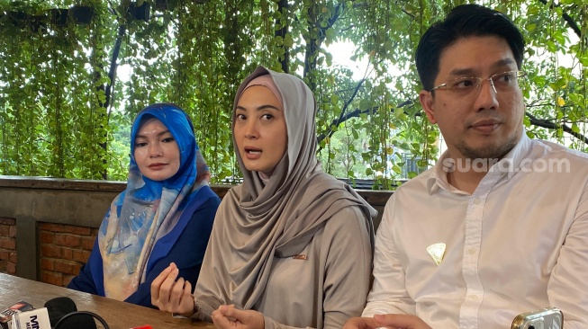 Della Puspita dan suaminya, Arman Wosi saat menggelar konferensi pers di kawasan Bekasi, Jawa Barat, Selasa (28/1/2025). [Suara.com/Tiara Rosana]