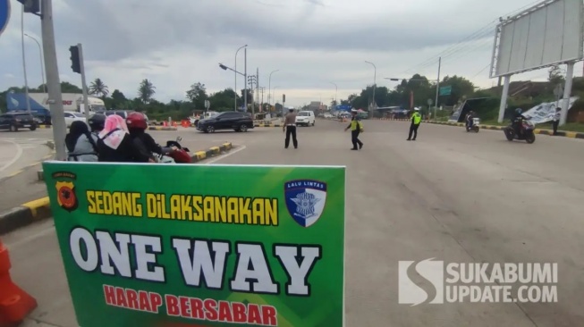 Atasi macet arus balik libur panjang, Polisi siapkan sistem one way di jalur arteri Sukabumi-Bogor atau Exit Tol Bocimi Parungkuda. (Sumber : SU/Ibnu)