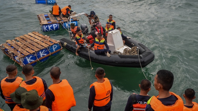 Petugas Kementerian Kelautan dan Perikanan (KKP) serta Taruna Politeknik Ahli Usaha Perikanan (AUP) berada di kapal sea raider saat akan melakukan pencabutan pagar laut di kawasan pesisir Pantai Citius, Kabupaten Tangerang, Banten, Selasa (28/1/2024). [ANTARA FOTO/Putra M. Akbar/gp/Spt]