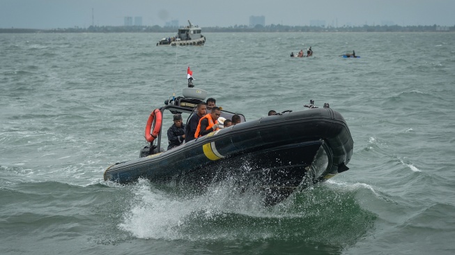 Petugas Kementerian Kelautan dan Perikanan (KKP) serta Taruna Politeknik Ahli Usaha Perikanan (AUP) berada di kapal sea raider saat akan melakukan pencabutan pagar laut di kawasan pesisir Pantai Citius, Kabupaten Tangerang, Banten, Selasa (28/1/2024). [ANTARA FOTO/Putra M. Akbar/gp/Spt]