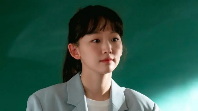 Jin Ki Joo jadi Guru Sejarah di Still Cut Drama Undercover High School