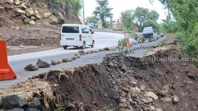 Diguyur Hujan Deras, Jalur Ngawi-Magetan Longsor