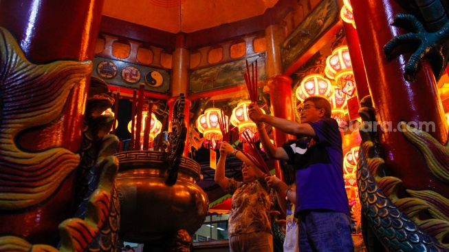 Warga keturunan Tionghoa bersembahyang di Vihara Amurva Bhumi (Hok Tek Tjeng Sin), Karet Semanggi, Jakarta, Selasa (28/1/2025). [Suara.com/Alfian Winanto]