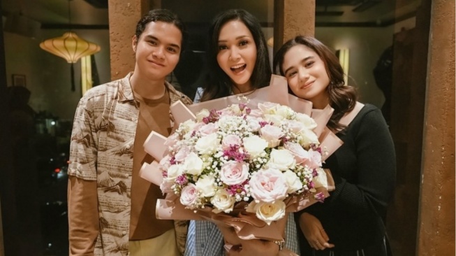 Momen Manis Ulang Tahun Maia Estianty ke-49, Dirayakan Bareng Dul Jaelani dan Tissa Biani (Instagram/beril_photo)