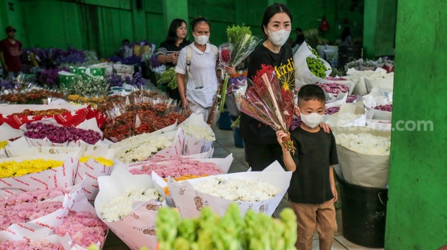 Pengunjung memilih bunga sedap malam di Pasar Bunga Rawa Belong, Jakarta, Selasa (28/1/2025). [Suara.com/Alfian Winanto]