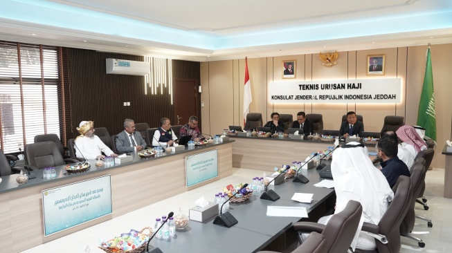 Staff Teknis Haji/Konsul Haji pada KJRI Jeddah Nasrullah Jasam pimpin penandatanganan kontrak layanan haji di kantor KUH, Musryirah, Jeddah, Minggu (26/1/2025) [dok. Kemenag]