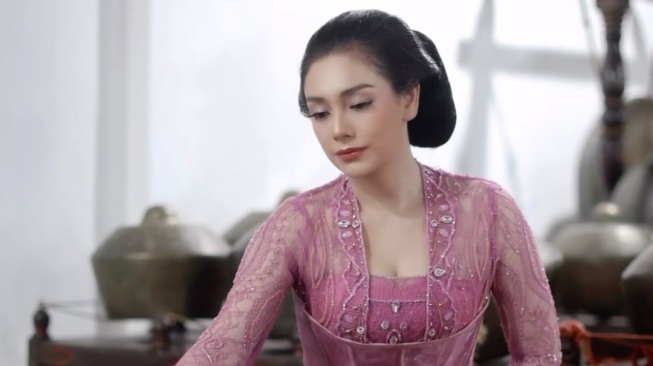 Gaya Anggun Celine Evangelista dengan Kebaya Kutu Baru saat Dapat Gelar Keraton (Instagram)