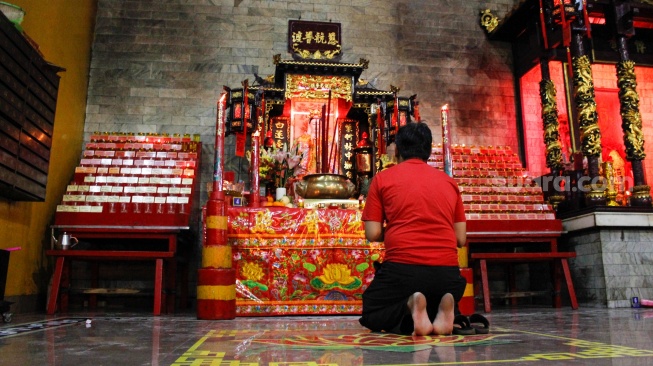 Warga keturunan Tionghoa bersembahyang di Vihara Amurva Bhumi (Hok Tek Tjeng Sin), Karet Semanggi, Jakarta, Selasa (28/1/2025). [Suara.com/Alfian Winanto]