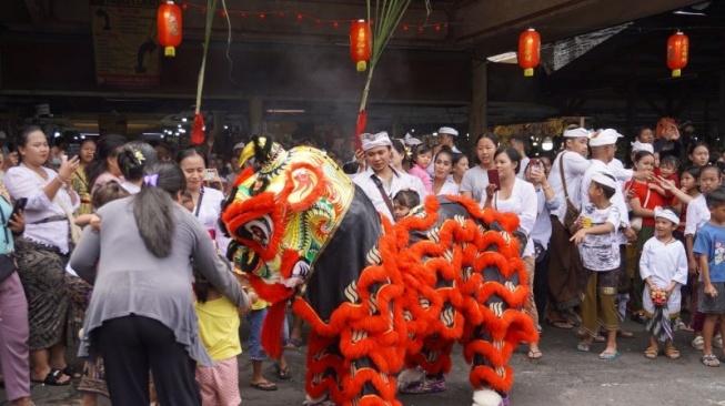 Dari Makam Tionghoa Jadi Pasar, Kisah Piodalan dan Barongsai di Cokroaminoto