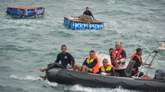 Petugas Kementerian Kelautan dan Perikanan (KKP) serta Taruna Politeknik Ahli Usaha Perikanan (AUP) berada di kapal sea raider yang akan melakukan pencabutan pagar laut di kawasan pesisir Pantai Citius, Kabupaten Tangerang, Banten, Selasa (28/1/2024). [ANTARA FOTO/Putra M. Akbar/gp/Spt]