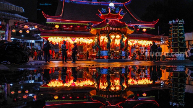 Warga keturunan Tionghoa bersembahyang di Vihara Amurva Bhumi (Hok Tek Tjeng Sin), Karet Semanggi, Jakarta, Selasa (28/1/2025). [Suara.com/Alfian Winanto]