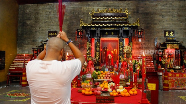 Warga keturunan Tionghoa bersembahyang di Vihara Amurva Bhumi (Hok Tek Tjeng Sin), Karet Semanggi, Jakarta, Selasa (28/1/2025). [Suara.com/Alfian Winanto]