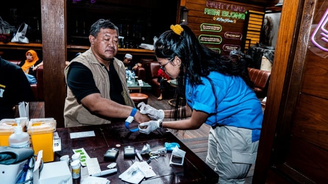 Pemeriksaan kesehatan dan tulang belakang untuk cegah skoliosis. (Dok. Holywings Peduli)