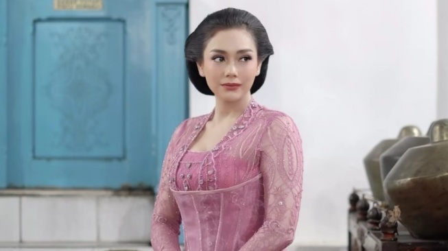 Gaya Anggun Celine Evangelista dengan Kebaya Kutu Baru saat Dapat Gelar Keraton (Instagram)