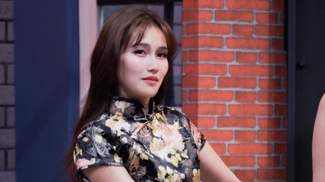 5 Potret Ayu Ting Ting dalam Balutan Cheongsam Rayakan Imlek, Penampilannya Bikin Pangling!