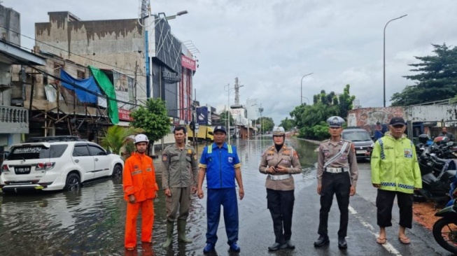 Polisi Terapkan Rekayasa Lalu Lintas Akibat Banjir di Jakarta Barat