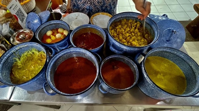 Menu ketupat  cap go meh di Metro Atom, Pasar Baru. (ANTARA/ Putri Hanifa)