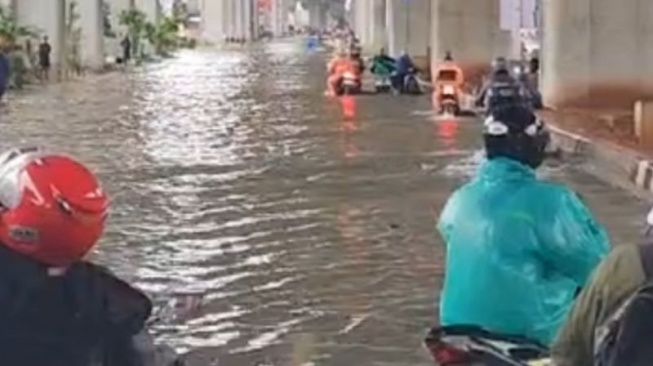 Banjir di Rorotan Capai 100 Cm, Lebih dari 200 Orang Diungsikan Pakai 6 Truk Peti Kemas