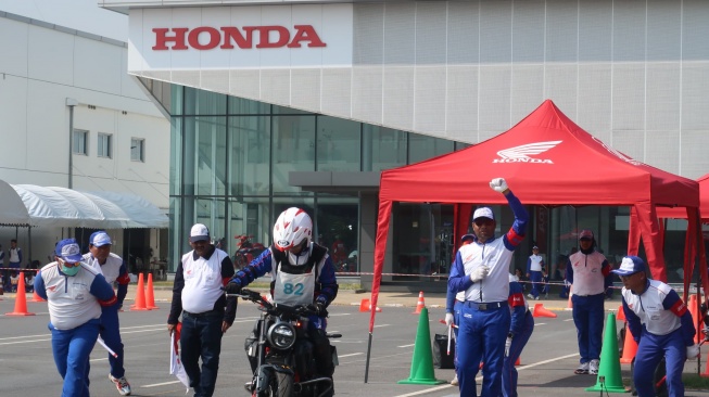 Instruktur safety riding PT Astra Honda Motor (AHM) sedang bertarung dalam ajang The 3rd Asia-Oceania Honda Safety Instructor Competition 2025 yang berlangsung di Honda Safety Driving, Bangkok, Thailand pada 23-24 Januari 2025. [Dok PT AHM]