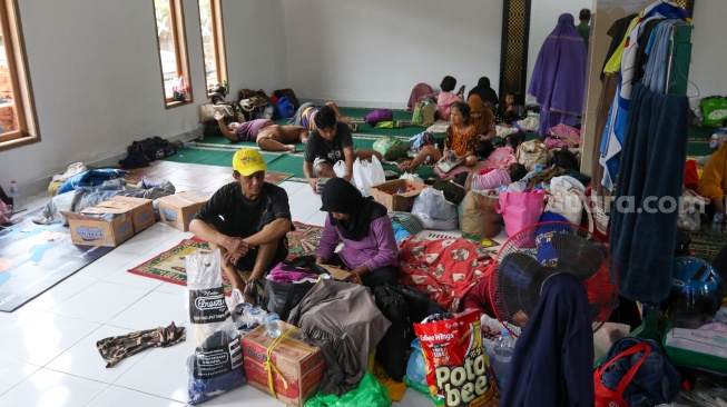 Sejumlah warga mengungsi dari banjir yang terjadi di kawasan Cakung, Jakarta, Rabu (29/1/2025). [Suara.com/Alfian Winanto]