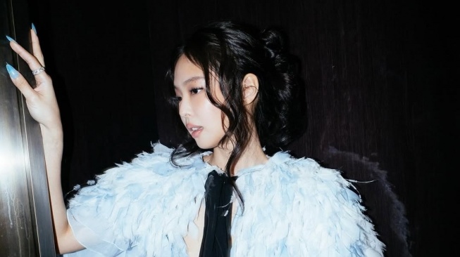 Jennie BLACKPINK Curi Perhatian di Peragaan Busana Chanel, dengan Gaya Berani dan Jubah Ikonik