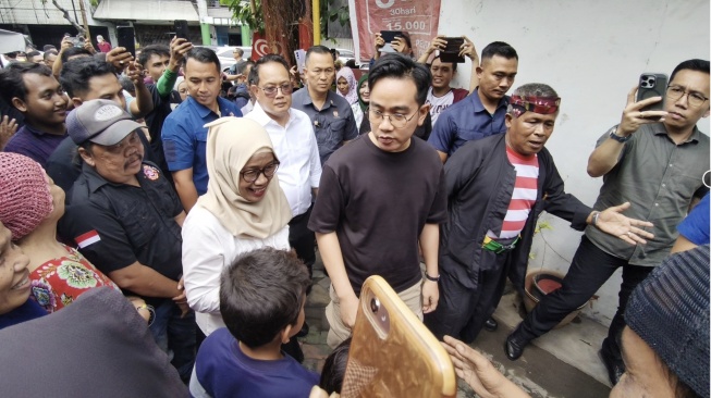 Penjabat (Pj) Gubernur Jawa Timur Adhy Karyono mendampingi Wakil Presiden (Wapres) Gibran Rakabuming blusukan ke kawasan padat penduduk di jalan Kapasan Samping II RT 01 RW 09 Surabaya, Selasa (28/1/2025) (Dok: Pemprov Jatim)