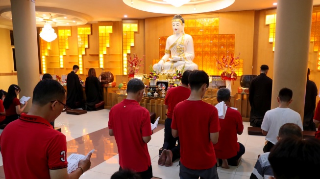 Warga keturunan Tionghoa melaksanakan ibadah pada malam tahun baru Cina (imlek) di Wihara Sakyamuni, Banda Aceh, Aceh, Selasa (28/1/2025). [ANTARA FOTO/Irwansyah Putra/foc]