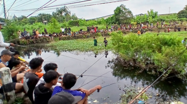 Kubangan di Lahan Kosong Kartasura Jadi Magnet Baru, Ratusan Pemancing Berburu Lele