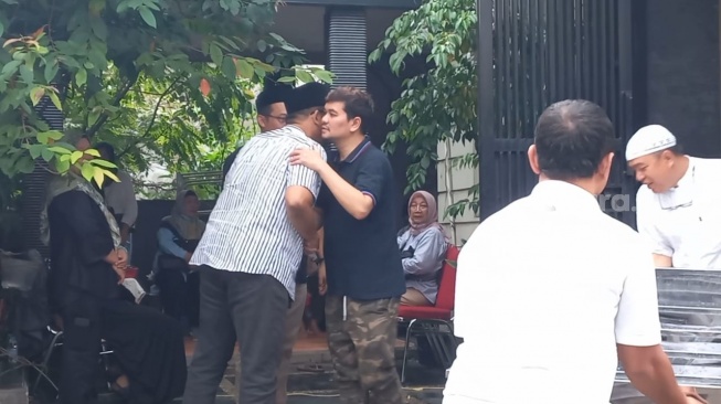 Indra Bekti di rumah duka ibunya di kawasan Radio Dalam, Jakarta pada Rabu (29/1/2025). [Suara.com/Adiyoga Priyambodo]