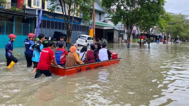 Banjir di Jalan Bengkuring Raya, Sempaja, Samarinda Utara. [kaltimtoday.co]