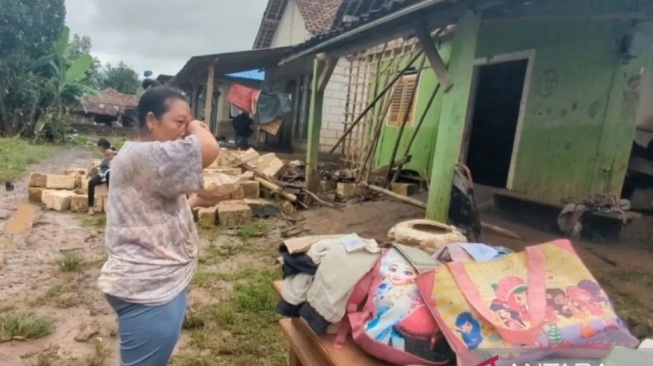 135 Rumah Terdampak Banjir Bandang Madiun, 10 KK Terisolasi Akibat Jembatan Putus