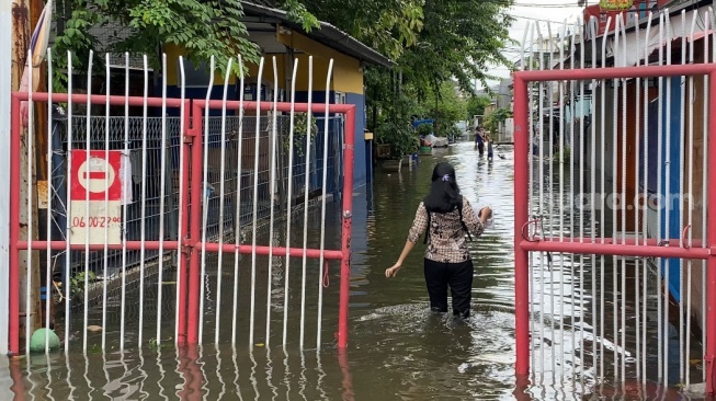 Cerita Nenek Ani 'Betah' Terkepung Banjir di Jelambar: Udah Nyaman di Sini