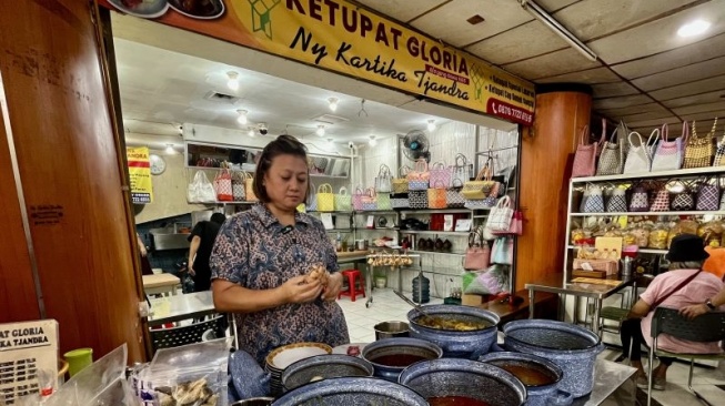 Ketupat Gloria Ny. Kartika Tjandra di Metro Atom, Pasar Baru. (ANTARA/ Putri Hanifa)