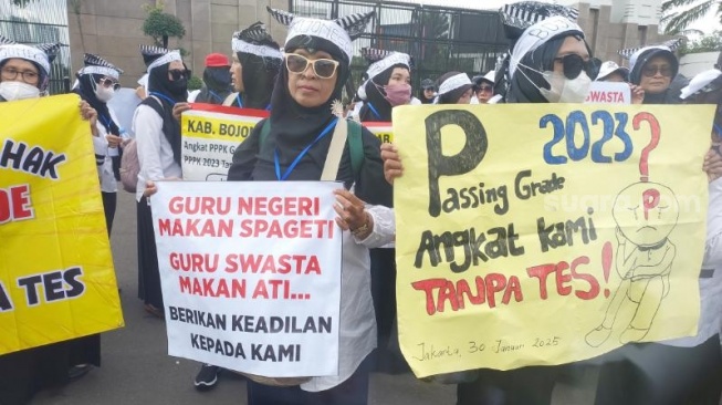 Tuntut Segera Status ASN PPPK Tanpa Tes! Massa Bawa Poster Guru Negeri Makan Spageti, Guru Swasta Makan Ati