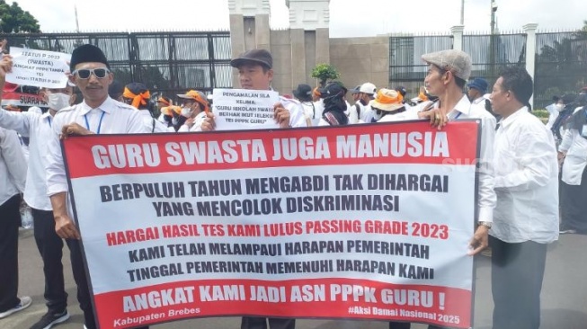 Massa aksi dari Forum Guru Swasta Nasional Passing Grade Tahun 2023 membawa berbagai poster berisi curahan hati para guru swasta. (Suara.com/Moh Reynaldi Risahondua)