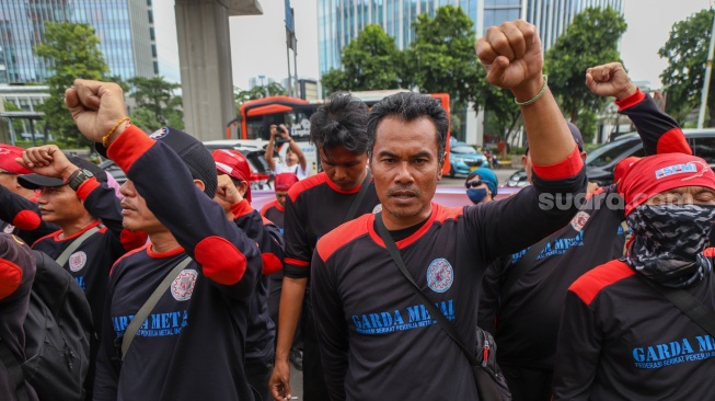 Pengunjuk rasa yang tergabung dalam Konfederasi Serikat Pekerja Indonesia (KSPI) dan Partai Buruh menggelar unjuk rasa di depan Kedutaan Besar Malaysia di Jakarta, Kamis (30/1/2025). [Suara.com/Alfian Winanto]