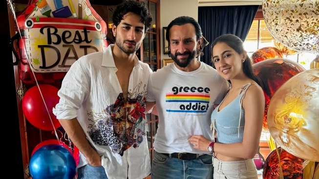 Saif Ali Khan bersama Ibrahim Ali Khan dan Sara Ali Khan. [Instagram]