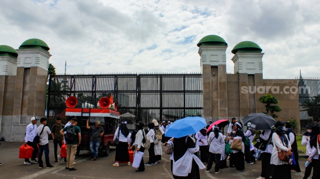 Massa aksi dari Forum Guru Swasta Nasional Passing Grade Tahun 2023 menggelar aksi demonstrasi di depan Gedung DPR, Jakarta, Kamis (30/1/2025). [Suara.com/Alfian Winanto]