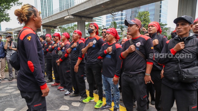 Pengunjuk rasa yang tergabung dalam Konfederasi Serikat Pekerja Indonesia (KSPI) dan Partai Buruh menggelar unjuk rasa di depan Kedutaan Besar Malaysia di Jakarta, Kamis (30/1/2025). [Suara.com/Alfian Winanto]